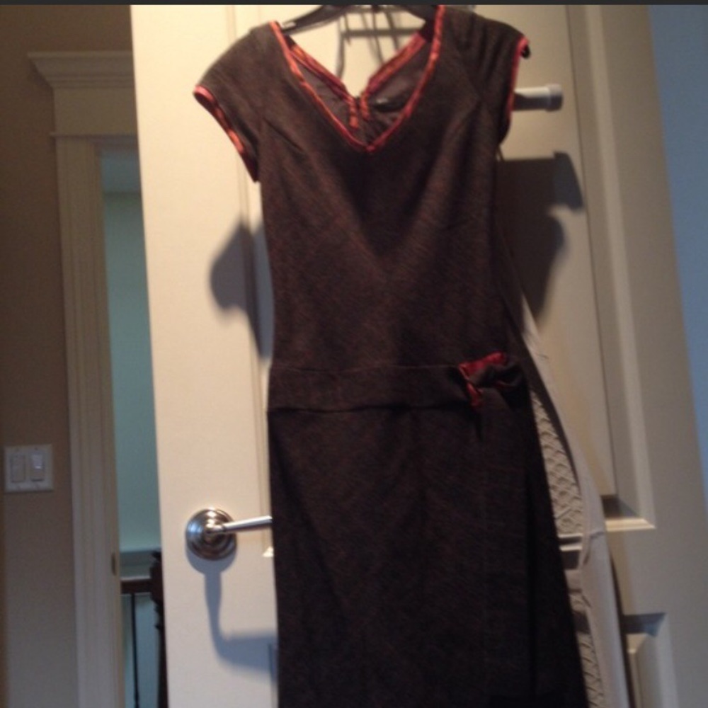 Size 00 black label wool dress